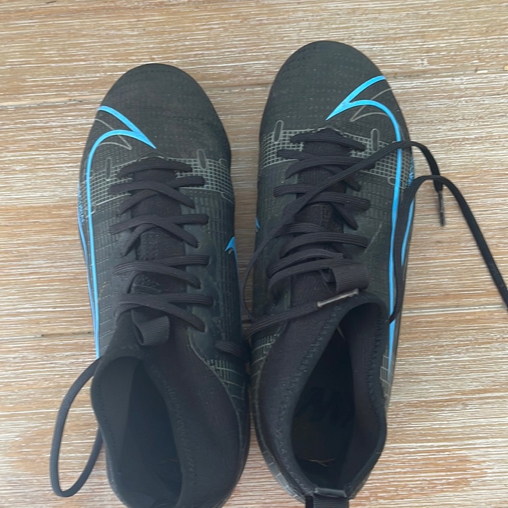 Youth cleats